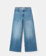 Jeans de corte wide leg con tiro medio, confeccionados en denim azul con acabado lavado y ruedo desflecado.