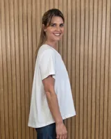 Remera básica de algodón color blanco crudo, con escote en V y corte evasé de manga corta.