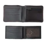 Billetera marrón de cuero sintético con costuras en los bordes y logo de la marca grabado en el centro. Cuenta con tecnología RFID para proteger tarjetas de crédito y débito.