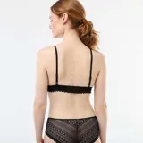 Sujetador tipo bralette de encaje negro, con diseño triangular sin aros y tirantes finos ajustables.