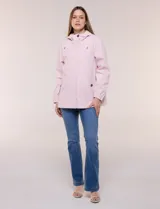 Gabardina estilo parka impermeable de color beige, con capucha fija con cordón ajustable, cierre frontal oculto con broches y bolsillos laterales.