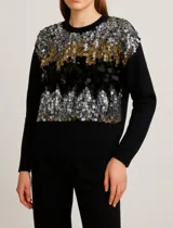 Sweater negro de punto con cuello redondo, manga larga y detalle frontal de lentejuelas en tonos negro, dorado y plateado.