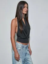 Top negro de diseño cruzado en el frente, con cuello halter y espalda descubierta.