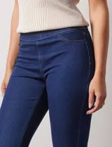 Jegging de denim azul oscuro, corte slim fit, con pretina elastizada, bolsillos delanteros simulados y bolsillos traseros aplicados.