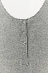 Top de punto color gris melange, con escote redondo, tirantes anchos y cierre frontal con botones.