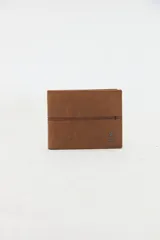 Billetera combinada en cuero marrón con costuras decorativas y pequeño aplique metálico de estrella y líneas en el frente. Interior con compartimentos y forro de algodón.