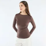 Camiseta de manga larga color marrón, con cuello redondo y diseño ajustado al cuerpo.
