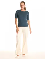 Buzo tejido marca Tahari, color verde, con cuello a la base, manga corta y diseño de ochos en el frente.