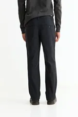 Pantalón de hombre color naranja quemado, de corte recto y tiro medio.