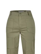 Pantalón estilo cargo de tiro alto, confeccionado en algodón orgánico. Presenta diseño con detalles de patchwork en dos tonalidades de verde, cierre tradicional, bolsillos frontales y refuerzos en las rodillas.