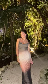 Vestido largo de fiesta con breteles finos, escote drapeado y corte al bies. Confeccionado en doble tela de microtul elastizado con efecto degradé en tonos verde oliva, beige y negro.