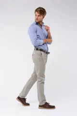 Pantalón de corte recto y ajuste entallado, confeccionado en tejido con spandex para mayor flexibilidad. Presenta cierre frontal con botón y cremallera, bolsillos laterales y traseros, y trabillas para cinturón.