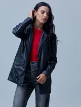 Blazer negro de eco cuero marca Baccini, con cuello con solapa, abertura central con botones y bolsillos delanteros.