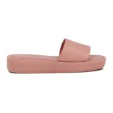 Sandalias Beira Rio de plataforma baja, color crema, con tira ancha en el empeine y plantilla acolchada.