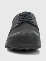 Zapato casual de cuero color gris oscuro con cordones al tono. Presenta costuras reforzadas, suela de caucho antideslizante y diseño de punta redonda.