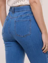 Pantalón jean tiro alto de corte recto y levemente entallado hacia los tobillos, con cinco bolsillos y dobladillo opcional en el ruedo.