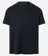 Remera de manga corta color beige, corte slim, con cuello redondo y textura acanalada vertical.