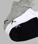 Kit de tres pares de medias Puma de caño bajo en color gris, blanco y negro, con logo de la marca bordado en el tobillo.