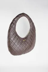 Cartera acolchada negra de silueta ovalada con asa circular integrada y diseño matelassé en rombos.