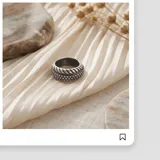 Anillo de plata 925 con diseño en bajo relieve y acabado empavonado, que combina una textura estriada con detalles punteados.