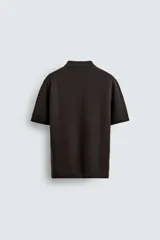 Polo de punto de algodón con corte regular, cuello solapa y cierre frontal de cremallera. Presenta manga corta y acabados en rib.