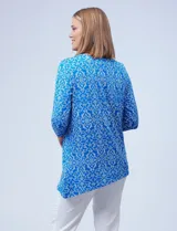 Blusa de seda fría texturada, marca Ruby Rd. Cuello a la base con aplique de aro metálico y terminación de ruedo asimétrico.