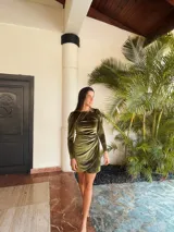 Vestido corto azul eléctrico de terciopelo, con mangas largas abullonadas y falda cruzada con frunces.