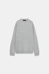Jersey de corte oversize confeccionado en hilatura de cashmere 100%, con cuello redondo y manga larga.
