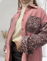 Sobrecamisa rosada de pana con cierre de botones, bolsillos frontales y mangas largas con estampado animal print.