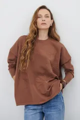 Buzo de tejido de punto color marrón, con diseño de flores bordadas en relieve, cuello redondo y mangas largas con puños ajustados.
