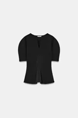 Camiseta negra de cuello redondo con escote en pico, manga corta abullonada y bajo con diseño peplum.