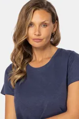 Remera básica de algodón color negro, con cuello redondo y mangas cortas de corte clásico.