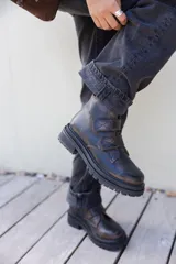 Bota de cuero marrón con doble velcro y suela track.