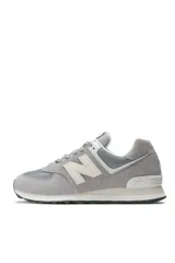 Championes deportivos New Balance modelo 574, color verde con detalles en gris y blanco, confeccionados en gamuza y malla, con el logotipo "N" característico en los laterales y entresuela ENCAP.