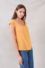 Remera de algodón peinado color camel, con ajuste al cuerpo, escote redondo con detalle calado y mangas cortas.