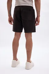 Bermuda casual de pana color marrón oscuro, con corte recto y bolsillos laterales.