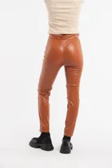 Pantalón skinny de cuero sintético color marrón.