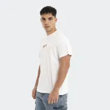 Remera blanca de corte oversize con cuello redondo y estampa pequeña centrada en el pecho.