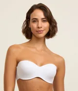 Soutien tipo top banda de microfibra color negro, con copas preformadas y tirantes removibles.