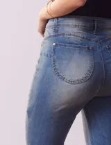 Jean bootcut de tiro alto, pierna recta y terminación bootcut. Pretina con pasadores, botón y cierre. Delantera y trasera con bolsillos.