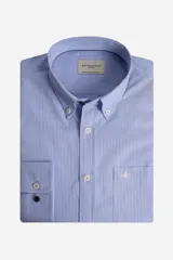 Camisa de manga larga con estampado de rayas verticales finas en color azul sobre fondo blanco. Presenta cuello abotonado, cierre frontal con botones, bolsillo en el pecho con logo bordado y puños con botones.