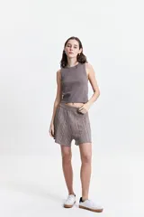 Short color marrón claro de punto con textura trenzada y calados.