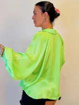 Camisa verde lima de viscosa con cuello clásico, mangas largas abullonadas y puños con botón.