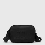 Cartera tipo bandolera de lona negra, con diseño rectangular y correa ajustable con logo grabado. Presenta un estampado frontal sutil con texto y coordenadas.