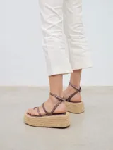 Sandalias con plataforma de esparto y tiras finas color marrón.
