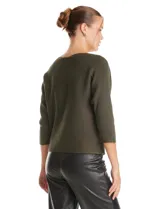 Buzo de silueta relajada confeccionado en tejido acanalado premium con caída fluida. Presenta cuello redondo, mangas tres cuartos estilo japonés y diseño liso.