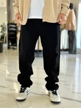 Pantalón de jean azul con lavado clásico, de corte holgado y estilo oversize.