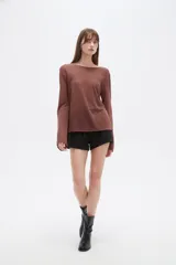 Sweater holgado de viscosa color marrón, de cuello redondo y mangas largas amplias.