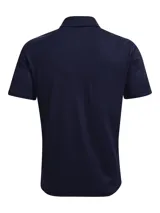 Chomba deportiva Under Armour de manga corta, confeccionada en tejido texturizado ligero y transpirable. Presenta cuello clásico con tapeta de dos botones y el logo de la marca estampado en el pecho.