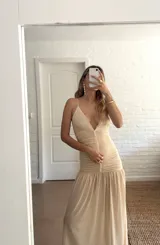 Vestido largo de fiesta color amarillo pastel, confeccionado en microtul con doble tela en la parte superior. Tiene breteles finos y escote en V.